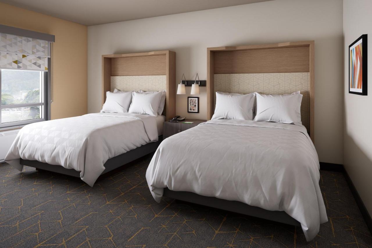 & - By Ihg